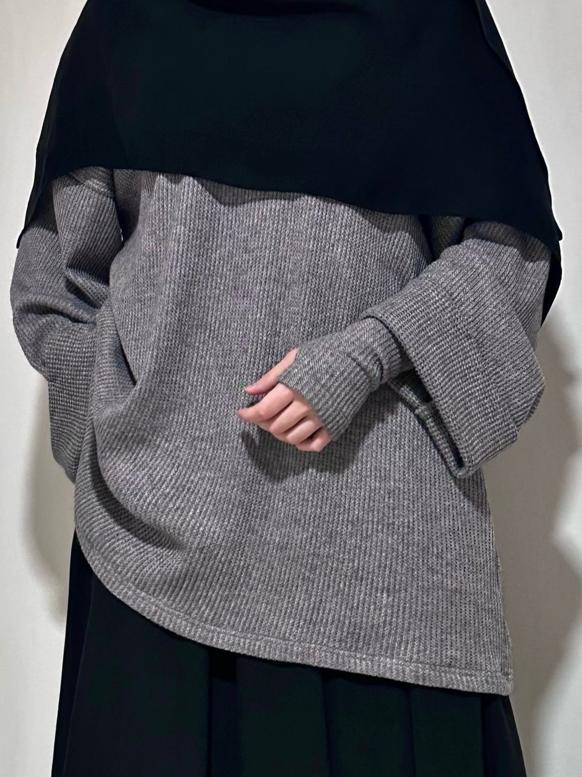 Pull oversize avec mitaines porté