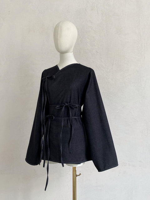 Haut asymétrique à nœuds porté