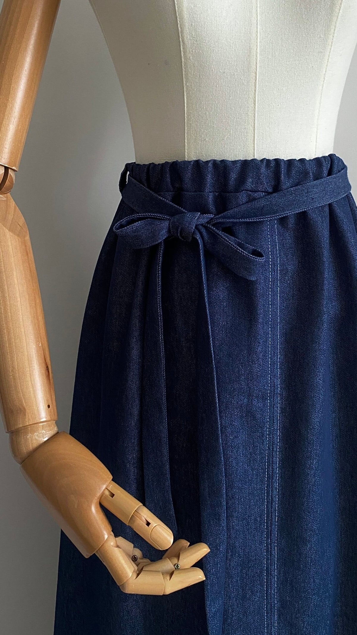Jupe avec ceinture de profil